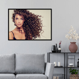 Plakat w ramie Dziewczyna z długimi, błyszczącymi i kręconymi włosami