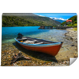 Fototapeta Mała łódka na patagońskim brzegu jeziora