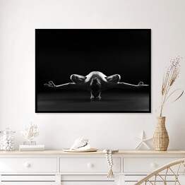 Plakat w ramie Naga kobieta ćwicząca jogę
