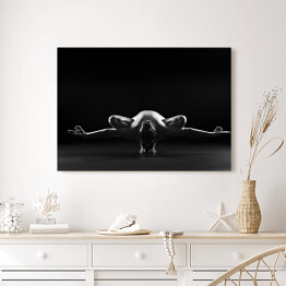 Naga kobieta ćwicząca jogę