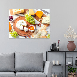 Plakat samoprzylepny Ser z winogronami i dżemem na białym drewnianym stole