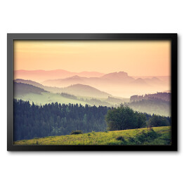 Obraz w ramie Zamglone Karpaty wiosną na chwilę przed wschodem słońca 