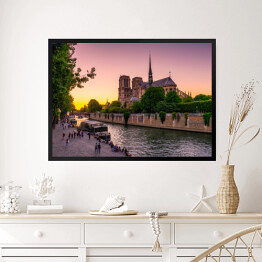 Obraz w ramie Widok podczas zachodu słońca na Katedrę Notre Dame w Paryżu, Francja