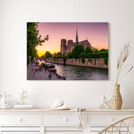  Widok podczas zachodu słońca na Katedrę Notre Dame w Paryżu, Francja