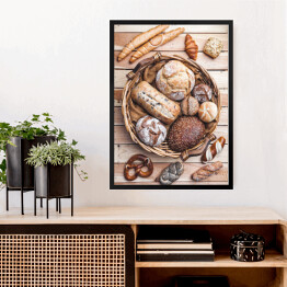Obraz w ramie Kosz ze świeżym pieczywem na drewnianym stole