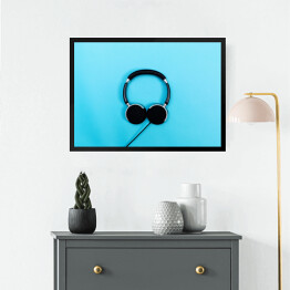 Obraz w ramie Czarne słuchawki na błękitnym tle