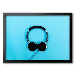 Obraz w ramie Czarne słuchawki na błękitnym tle