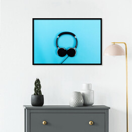 Plakat w ramie Czarne słuchawki na błękitnym tle