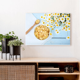 Obraz na płótnie Płatki kukurydziane na błękitnym drewnianym stole