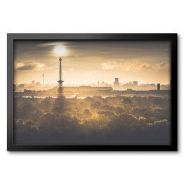 Obraz w ramie Wieża telewizyjna w Berlinie i wieża radiowa o wschodzie słońca