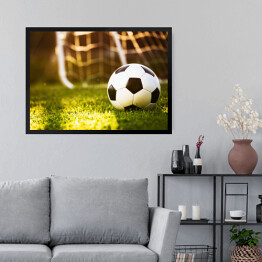 Obraz w ramie Zbliżenie na piłkę nożną na zielonej trawie