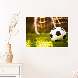 Plakat Zbliżenie na piłkę nożną na zielonej trawie
