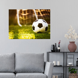 Plakat Zbliżenie na piłkę nożną na zielonej trawie