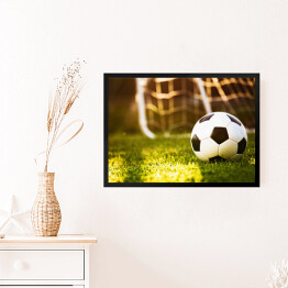 Obraz w ramie Zbliżenie na piłkę nożną na zielonej trawie