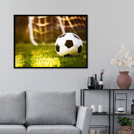 Plakat w ramie Zbliżenie na piłkę nożną na zielonej trawie