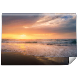 Fototapeta samoprzylepna Brzeg plaży o zachodzie słońca