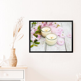 Obraz w ramie Białe świece i jasnoróżowe kwiaty