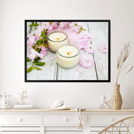 Obraz w ramie Białe świece i jasnoróżowe kwiaty
