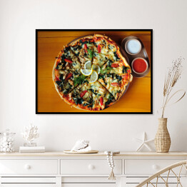 Plakat w ramie Pizza z pstrągiem, pomidorem, szpinakiem i serem z czosnkiem i sosem pomidorowym