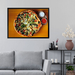 Obraz w ramie Pizza z pstrągiem, pomidorem, szpinakiem i serem z czosnkiem i sosem pomidorowym