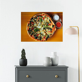 Plakat Pizza z pstrągiem, pomidorem, szpinakiem i serem z czosnkiem i sosem pomidorowym