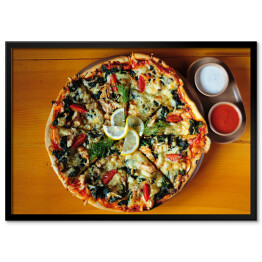 Plakat w ramie Pizza z pstrągiem, pomidorem, szpinakiem i serem z czosnkiem i sosem pomidorowym