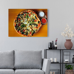 Obraz na płótnie Pizza z pstrągiem, pomidorem, szpinakiem i serem z czosnkiem i sosem pomidorowym