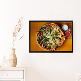 Obraz w ramie Pizza z pstrągiem, pomidorem, szpinakiem i serem z czosnkiem i sosem pomidorowym