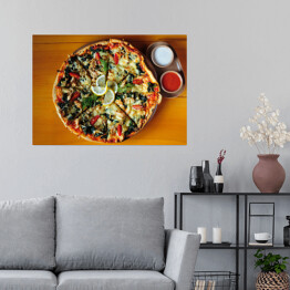 Plakat samoprzylepny Pizza z pstrągiem, pomidorem, szpinakiem i serem z czosnkiem i sosem pomidorowym