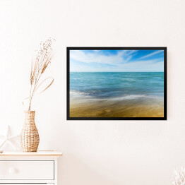 Obraz w ramie Plaża i małe fale na morzu