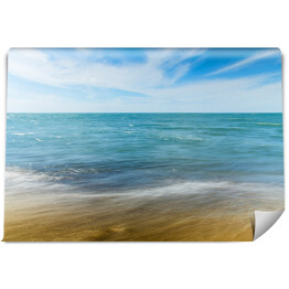 Fototapeta samoprzylepna Plaża i małe fale na morzu