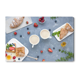 Obraz na płótnie Śniadanie złożone ze świeżych jagód, rogalika i kawy