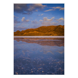 Plakat samoprzylepny Jezioro na tle wzgórza - Salar de Uyuni, Boliwia 