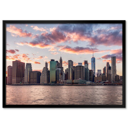 Plakat w ramie Różowe chmury nad Nowym Jorkiem o zachodzie słońca