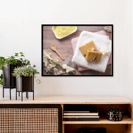 Plakat w ramie Zestaw spa - naturalne mydło, żółta sól i biała orchidea na drewnianym tle 