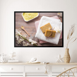 Obraz w ramie Zestaw spa - naturalne mydło, żółta sól i biała orchidea na drewnianym tle 