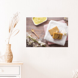 Plakat Zestaw spa - naturalne mydło, żółta sól i biała orchidea na drewnianym tle 