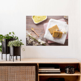 Plakat samoprzylepny Zestaw spa - naturalne mydło, żółta sól i biała orchidea na drewnianym tle 