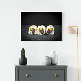 Obraz na płótnie Japońskie jedzenie sushi z łososia i awokado
