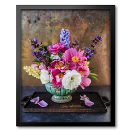Obraz w ramie Wazon z kwiatami na metalowej tacy
