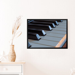 Obraz w ramie Klawisze fortepianu z ciepłym światłem - widok z boku 