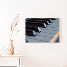 Obraz na płótnie Klawisze fortepianu z ciepłym światłem - widok z boku 