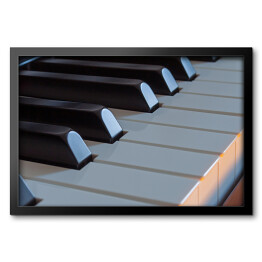 Obraz w ramie Klawisze fortepianu z ciepłym światłem - widok z boku 