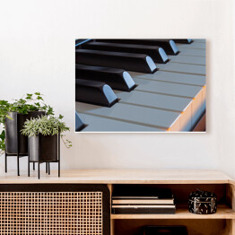 Obraz na płótnie Klawisze fortepianu z ciepłym światłem - widok z boku 
