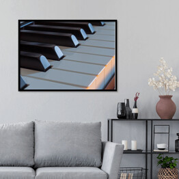 Plakat w ramie Klawisze fortepianu z ciepłym światłem - widok z boku 