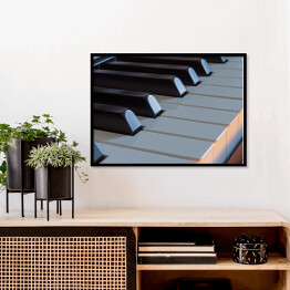 Plakat w ramie Klawisze fortepianu z ciepłym światłem - widok z boku 