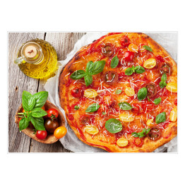 Pizza z pomidorami, mozzarellą i bazylią