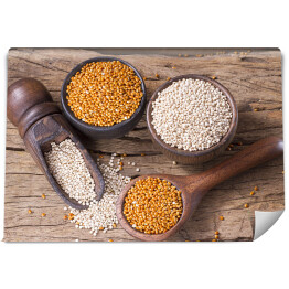 Ziarno quinoa i czerwony prosa na drewnie - komosa ryżowa