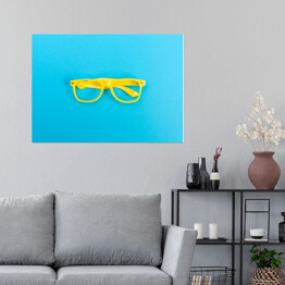 Plakat samoprzylepny Para żółtych okularów na jasnoniebieskim tle