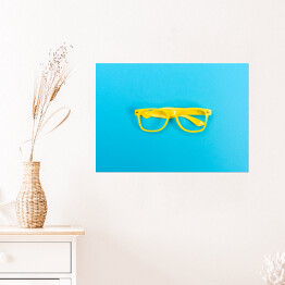 Plakat samoprzylepny Para żółtych okularów na jasnoniebieskim tle